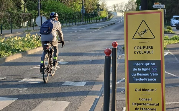 le Collectif Vélo Île-de-France a placé des panneaux comme celui-ci pour pointer les discontinuités des pistes cyclables.