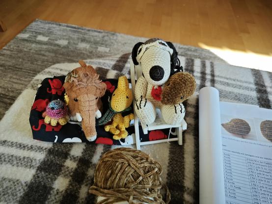 Squichy, Manni, Woodstock und Snoopy begutachten der Arbeitsfortschritg. Snoopy hat den Igelkopf auf dem Schoß.