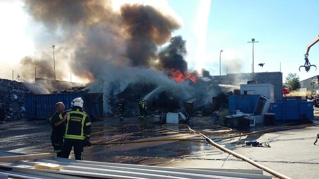 Incendio en una instalación de reciclaje de residuos fotografía de @EmergenciasMad