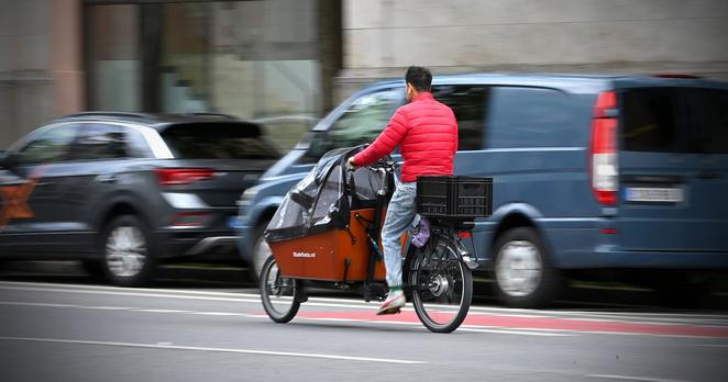 Wenig Platz auf dem Radweg, zu wenig für ein Lastenrad. Wenig Platz auf dem Radweg, zu wenig für ein Lastenrad.