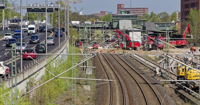 Das Foto zeigt eine Baustelle als Symbol für Konkurrenz zweier Verkehrsmittel. Weil in Berlin die Stadtautobahn ausgebaut wird, kann ein Teil der S-Bahnstrecke nicht befahren werden.