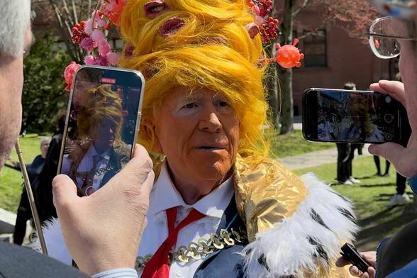 Protest gegen die Regierung, ein Teilnehmer hat sich als Donald Trump verkleidet