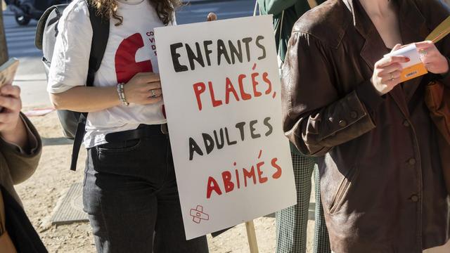 Lors d'un rassemblement devant l'Assemblée nationale à l'appel du comité des enfants placés, le 8 avril 2025.