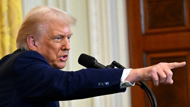 Le président américain Donald Trump lors d'une conférence de presse à la Maison Blanche à Washington, DC, le 13 février 2025.