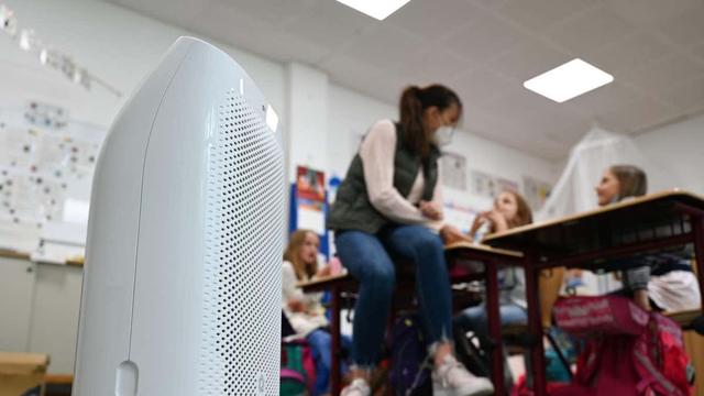 An air filter in a classroom. | Arne Dedert/dpa/Alamy Live News