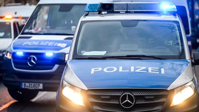Mann flieht und schlägt Polizisten mehrfach ins Gesicht