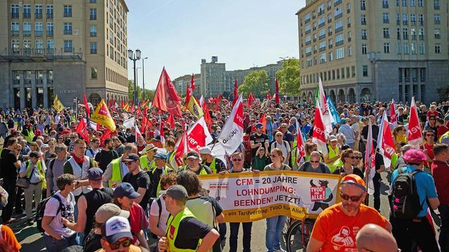 Brandenburg Berlin: Liveticker zum 1. Mai: +++ DGB-Demo mit tausenden Teilnehmern zieht zum Roten Rathaus +++