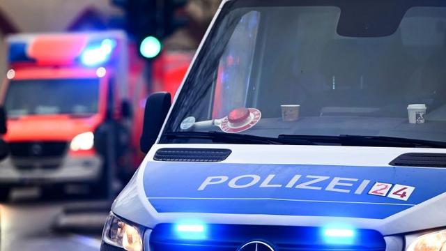 Symbolbild:Ein Polizeiauto und ein Rettungswagen mit Blaulicht.(Quelle:picture alliance/dpa/J.Kalaene)
