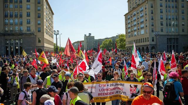 1. Mai in Berlin im Newsblog: DGB-Demo erreicht Rotes Rathaus
