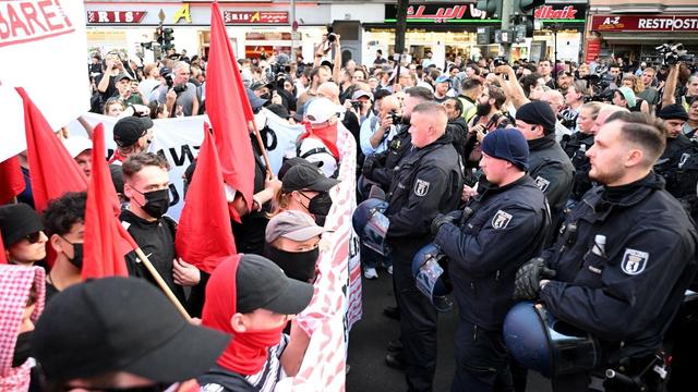 5700 Polizisten schützen Berlin am Tag der Arbeit