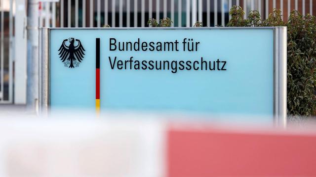 Blick auf ein Schild vor einem Gebäude auf dem "Bundesamt für Verfassungsschutz" zu lesen ist