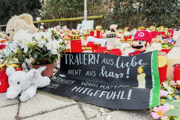 Blumen, Kerzen, Stofftiere und ein Banner "Trauer aus Liebe nicht aus Hass" am Tatort in Aschaffenburg Blumen, Kerzen, Stofftiere und ein Banner "Trauer aus Liebe nicht aus Hass" am Tatort in Aschaffenburg