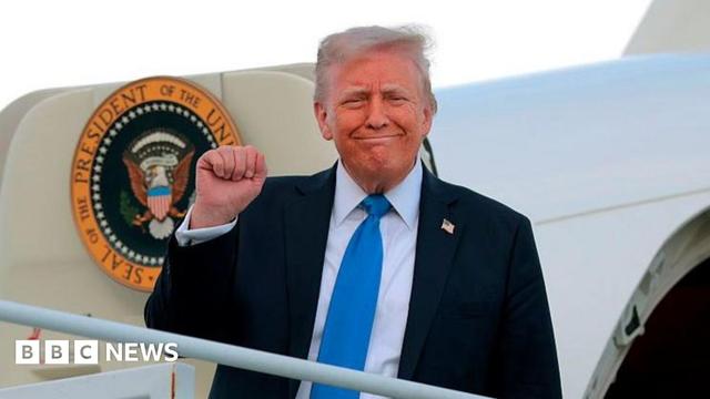 Donald Trump saluting from presidential plane