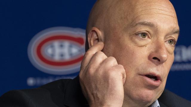 Un homme se gratte l'oreille.