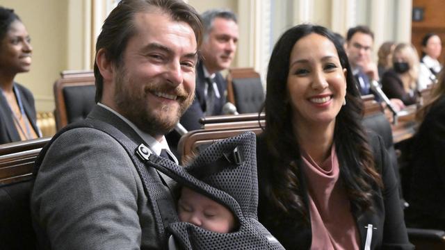 Gregory Kelley et Marwah Rizqy au Salon bleu avec leur bébé.