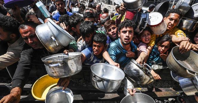 Uitdelen van maaltijden door hulporganisaties, maandag in het Palestijnse vluchtelingenkamp Jabalia. Mahmoud Issa/Anadolu via Getty Images Uitdelen van maaltijden door hulporganisaties, maandag in het Palestijnse vluchtelingenkamp Jabalia. Mahmoud Issa/Anadolu via Getty Images