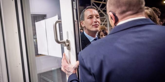 Eine Szene vom Abend der Bundestagswahl 2025: Matthias Helferich bei der Diskussion mit dem Sicherheitsdienst des Dortmunder Rathauses. Eine Szene vom Abend der Bundestagswahl 2025: Matthias Helferich bei der Diskussion mit dem Sicherheitsdienst des Dortmunder Rathauses.