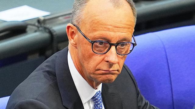 Der designierte Bundeskanzler Friedrich Merz (CDU) schaut enttäuscht, nachdem er bei der Kanzlerwahl im Bundestag nicht die notwendige Mehrheit erhalten hat.