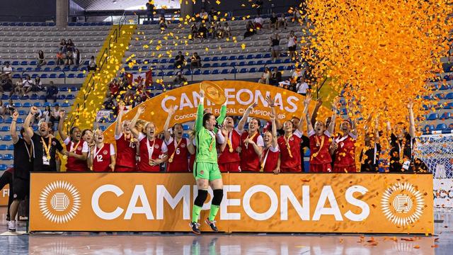 Des joueuses célèbrent la victoire, sous une pluie de confettis.