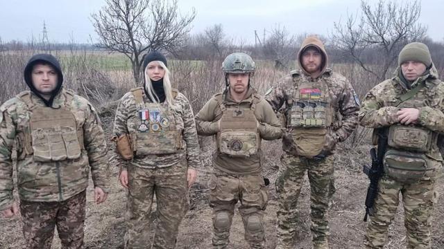 Enquête exclusive – Ces Belges qui partent seuls faire la guerre et combattre en Ukraine : idéalistes, volontaires, soldats… ou mercenaires ?