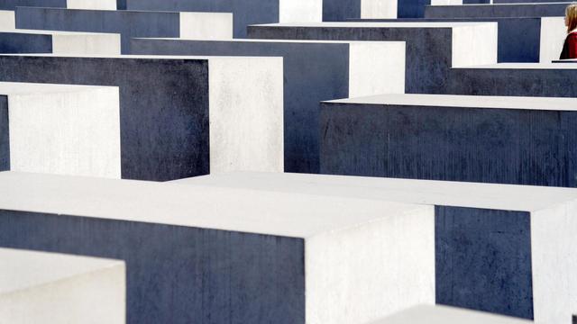 Man sieht mehrere graue Betonstelen des Berliner Mahnmals zum Gedenken an die getöteten Juden.