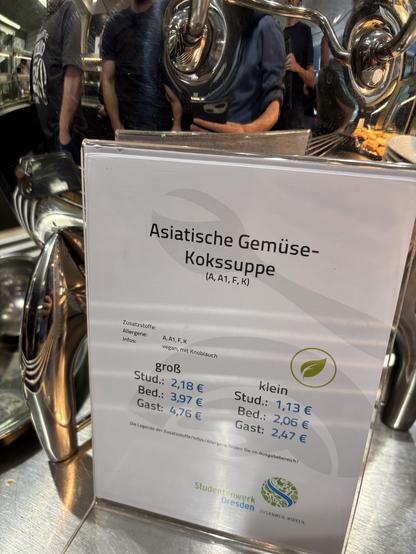 Aufsteller in der Mensa mit der Aufschrift Asiatische Gemüse-Kokssuppe. Nicht Kokos.