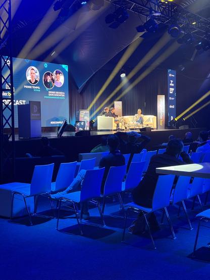 Main stage of Decompiled26 conference where the programmier.bar podast is recorded in front of an audience. The guest is Pierre Tempel of Github.