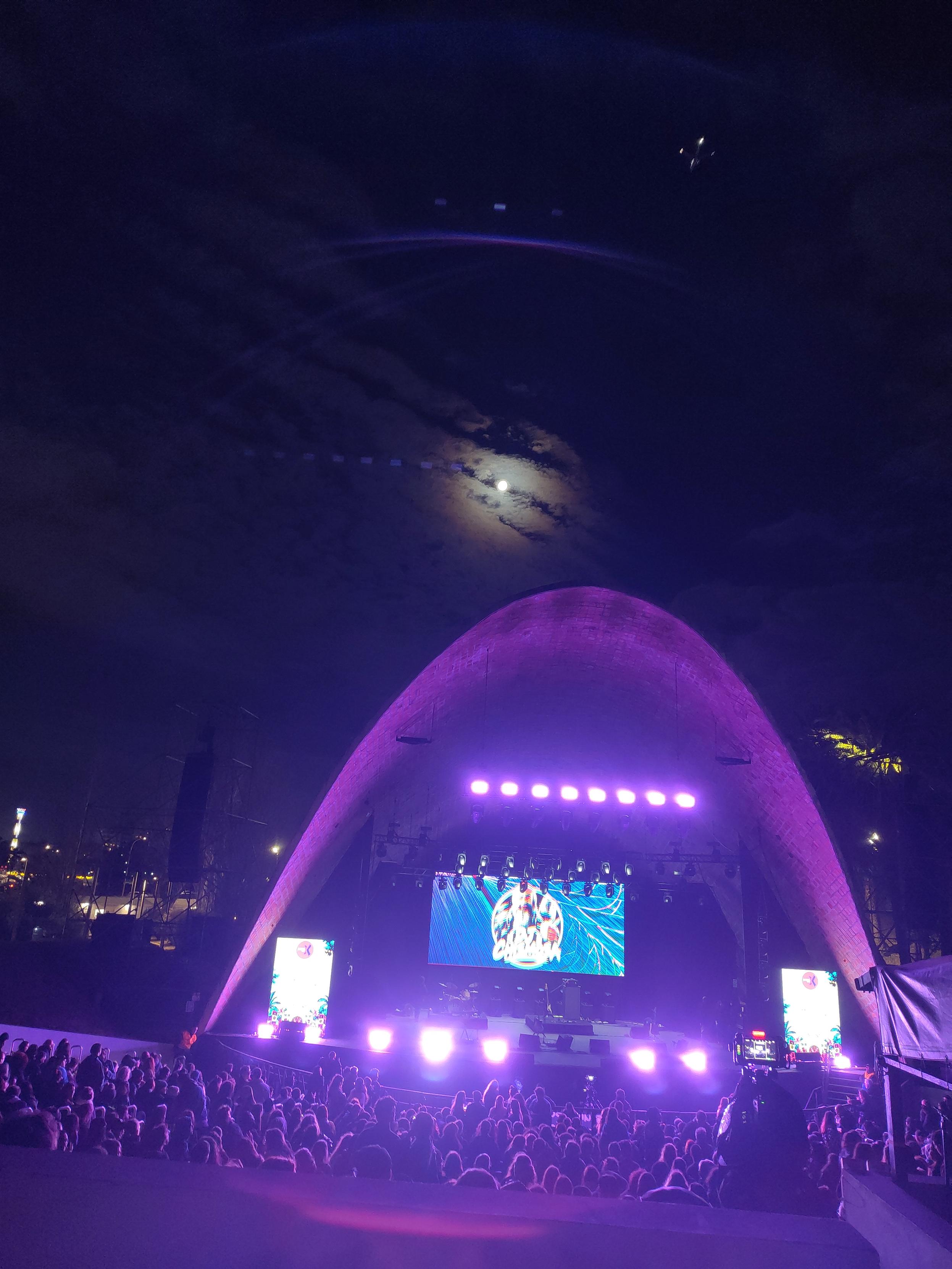 foto del teatro de verano vista desde la platea media, de noche, la luna está visible