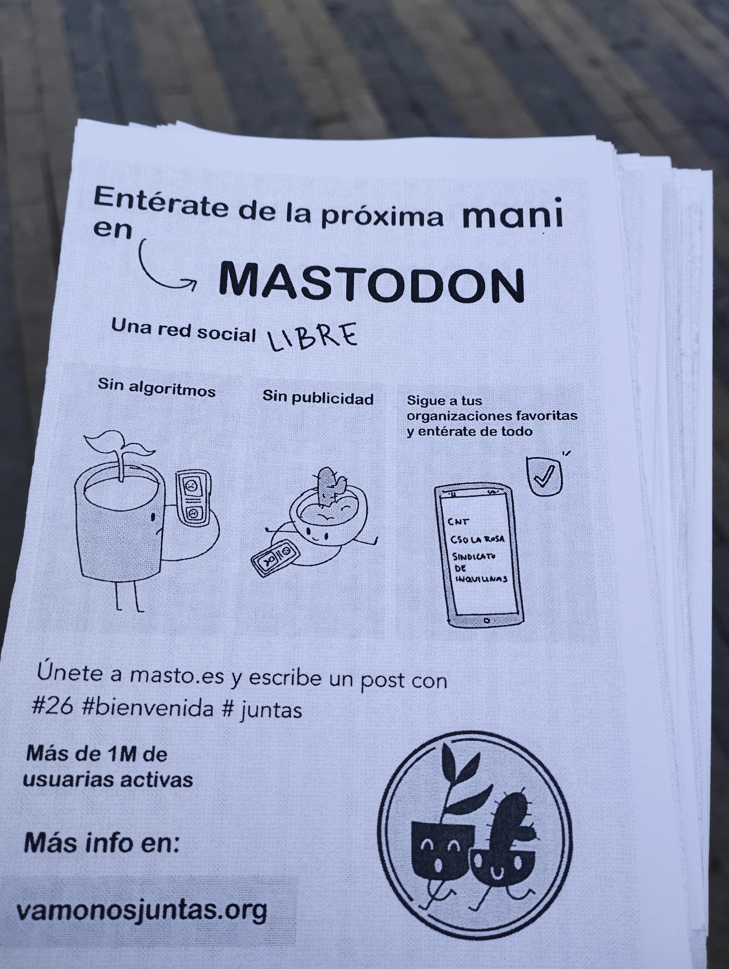 Foto sujetando unos flyers promoviendo mastodon y vamonosjuntas.org