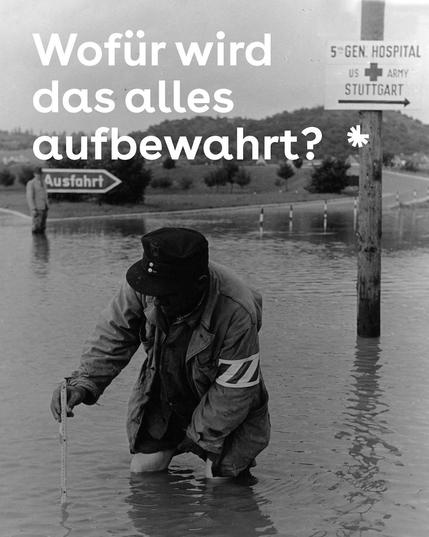 Überflutungen auf der Autobahn bei Leonberg durch ein Hochwasser an der Glems, 1955. Mann mist den Pegelstand. LABW, StAL EL 75 VIa Nr. 6521