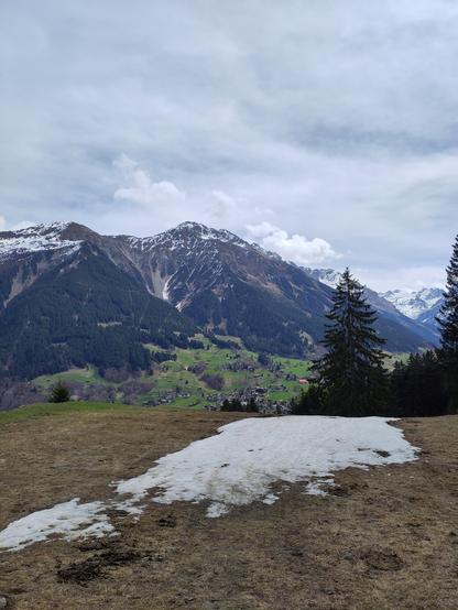 Foto. Berglandschaft mit Schneeresten.