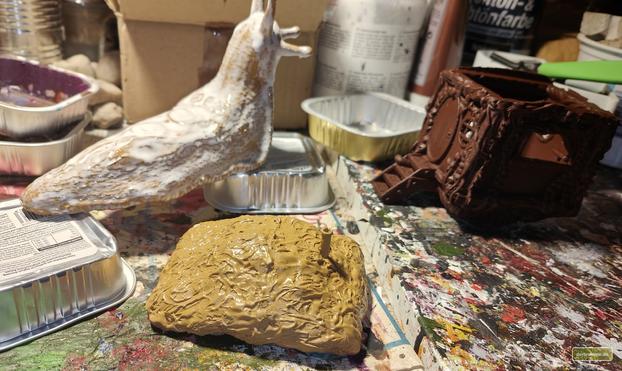 Nahaufnahme der Riesenschnecke, die frisch mit Holzleim beschichtet wurde. Das Häuschen wurde dunkelbraun grundiert, das Dach hellbraun/beige.