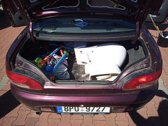 Fotka kufru mého coupé, ve kterým je naložený kombi záchod, který tam evidentně nebylo jednoduché dostat