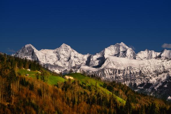 Abgestufte Bergketten im Berner Oberland bei wolkenlosem Himmel von ca. 1000 bis über 4000 m.ü.M.