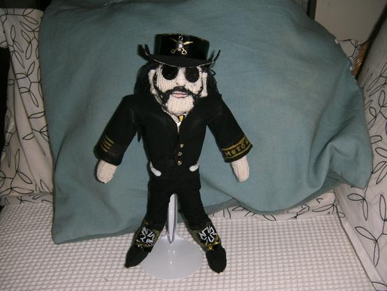 Strickpuppe, die aussieht wie Lemmy
