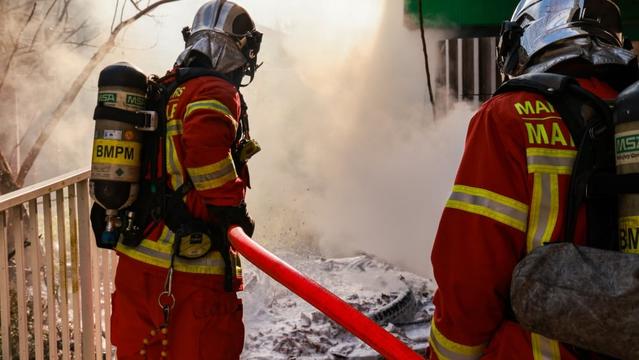 un incendie en cours sur un site de dépôt à l'air libre du Canet