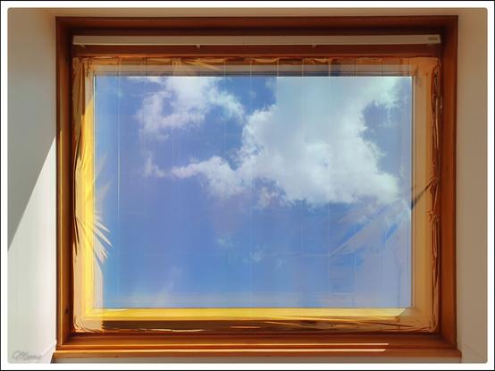 Bildbeschreibung:
Ein mit Silberfolie (Rettungsdecke) bespanntes Dachfenster.