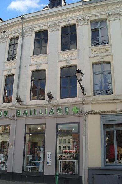 Immeuble à #AiresurlaLys (#PasDeCalais) Construction 1er quart XVIIIe siècle. Façade et toiture : inscription par arrêté du 25 février 1948.
Suite 👉 https://monumentum.fr/monument-historique/pa00107947/aire-sur-la-lys-immeuble
#Patrimoine #MonumentHistorique
Photo CC-BY-SA 4.0 : JonathanF08
