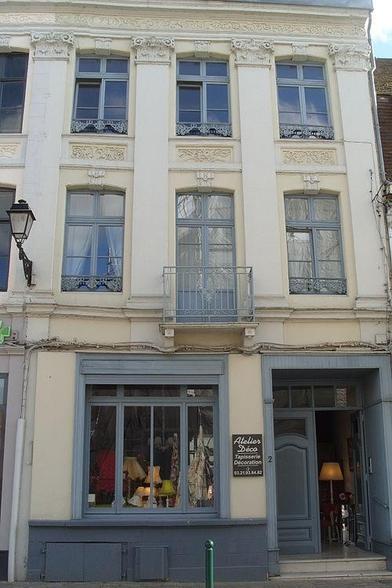 Immeuble à #AiresurlaLys (#PasDeCalais) Construction 1er quart XVIIIe siècle. Façade et toiture : inscription par arrêté du 25 février 1948.
Suite 👉 https://monumentum.fr/monument-historique/pa00107946/aire-sur-la-lys-immeuble
#Patrimoine #MonumentHistorique
Photo CC-BY-SA 4.0 : JonathanF08
