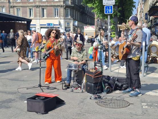 Touristes et habitués viennent faire leur courses de la semaine sur le marché. (© JL/76actu)