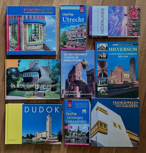 Neuf guides de voyage et autres livres autour des Pays-Bas et de l’architecture (couvrant Groningen et sa région, Leeuwarden, Utrecht, Amersfoort et Hilversum).