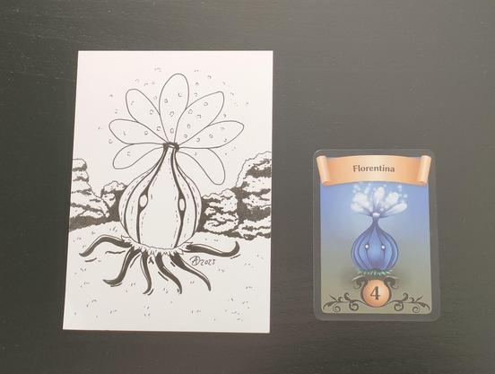 Auf der linken Seite seht ihr ein traditionell gezeichnetes Bild. Ein Gegner aus meinem Rollenspiel, was wie eine Zwiebel mit Blüte aussieht. 
Auf der rechten Seite seht ihr den gleichen Gegner ausgedruckt als Spielkarte. Das Bild ist aber farbig und digital von mir gemalt worden.