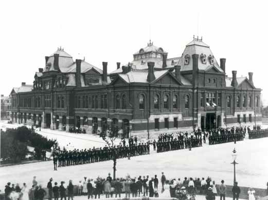 Striking railroad workers confront Illinois National Guard troops in Chicago during the strike. By Unknown author; &#039;Pullman Company negative jacket labeled &quot;Fife and Drum Corp&quot;&#039; [1] - https://www.pullman-museum.org/pshs/pshsFullRecord.php?collection=pshs&amp;pointer=15082, Public Domain, https://commons.wikimedia.org/w/index.php?curid=2123222