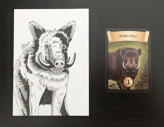 Ihr seht auf der linken Seite eine schwarz-weiß Zeichnung eines Wildschweins. Auf der Rechten ebenfalls ein Wildschwein, aber als Spielkarte. Beides habe ich gemalt bzw. gezeichnet. Die Illustrationen für die Spielkarten male ich digital mit meinem Programm und meinem Wacom Display. Am Ende werden diese ausgedruckt.