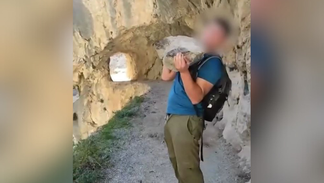 Tirar pedres en un parc natural està prohibit perquè altera l'entorn protegit (TikTok)