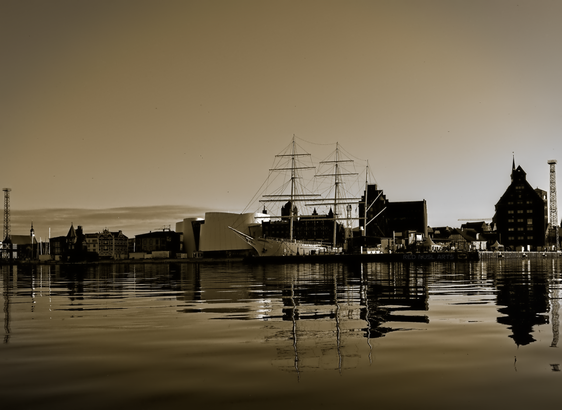 Bei seeseitiger Einfahrt nach Stralsund an windstillen Momenten spiegelt sich die Hafeninsel im Sund.