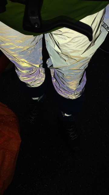 Blick an mir herunter, mit Blitz. Die Rainlegs reflektieren super und schillern teilweise in allen Regenbogenfarben.