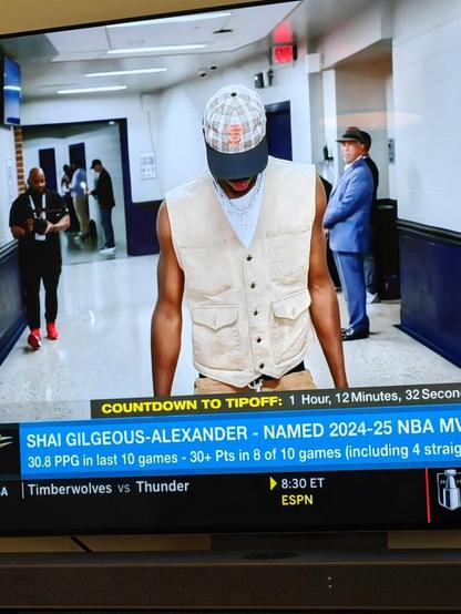 Shai Gilgeous-Alexander wearing a Giants cap to game 2 of NBA WCF
