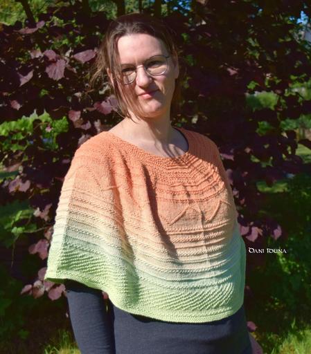 Von orange zu grün, ein Poncho, der fröhlich ist