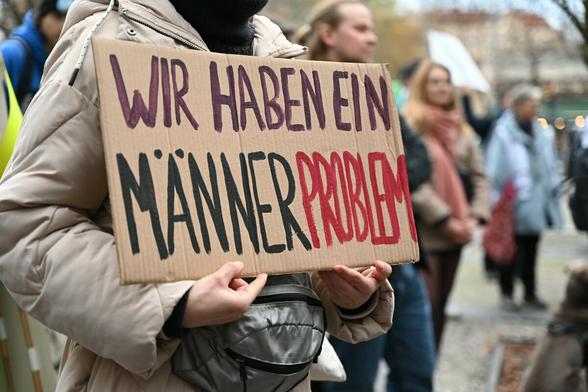 Eine Frau hält ein Schild mit der Aufschrift "Wir haben ein Männerproblem" während einer Demonstration am Internationalen Tag für die Beseitigung von Gewalt gegen Frauen im November 2024.